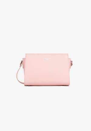 Borsa in pelle rosa con un design rettangolare strutturato, dotata di una tracolla e logo impresso sulla parte frontale.