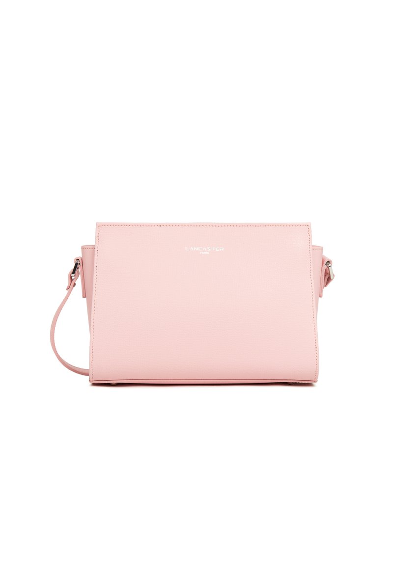 Borsa in pelle rosa con un design rettangolare strutturato, dotata di una tracolla e logo impresso sulla parte frontale.