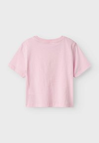Rozā īsām piedurknēm kokvilnas T-krekls ar apaļu dekoltē, vienkāršs dizains un īsi griezums. Iekļautas izšūtas apakšmales un gluda tekstūra.
