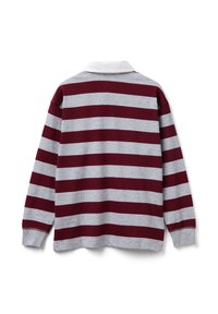 Koszulka rugby z długim rękawem, z szerokimi poziomymi bordowymi i szarymi pasami, białym kołnierzem i ściągaczami na mankietach, widoczna od tyłu.