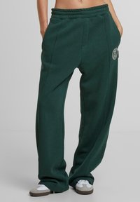 PROHIBITED CAMDEN - Pantalones deportivos - green