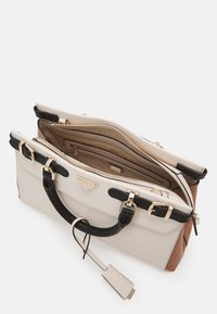 Guess LEVANTE SATCHEL - Rankinė - cognac/multi