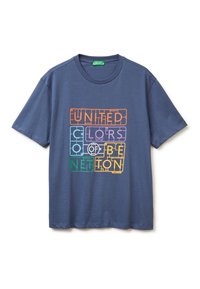 Camiseta de algodón azul con un diseño gráfico que presenta un texto multicolor que dice "UNITED COLORS OF BENETTON" en varias tonalidades.