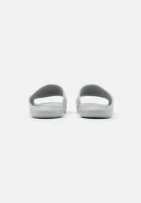 Nike Sportswear VICTORI ONE SLIDE - Chinelos de piscina - light smoke grey/white