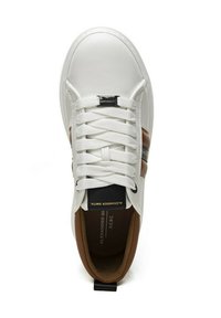 Sneaker bianche con una tomaia in pelle liscia, dettagli marroni e punta rotonda. Presentano lacci bianchi spessi e una linguetta nera con il marchio.