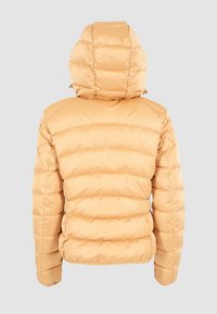 Chaqueta acolchada en naranja claro con capucha, que presenta segmentos acolchados y una textura suave. La vista trasera muestra un diseño corto y ajustado.