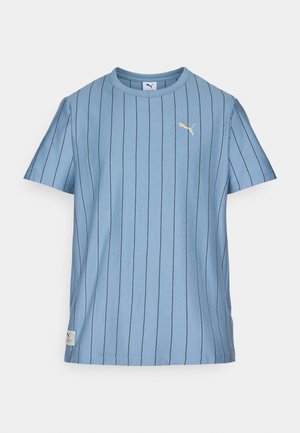 Lichtblauwe t-shirt met korte mouwen, verticale zwarte strepen, ronde halslijn en een klein gouden logo op de bovenste linkerkant van de borst. Zachte stof.