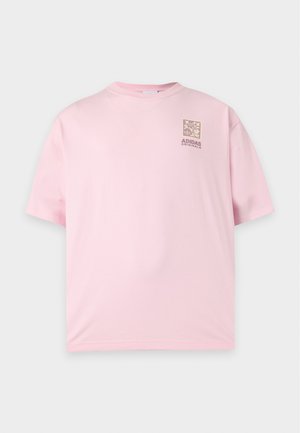 T-shirt manches courtes Adidas Originals rose clair avec petit logo botanique beige sur la partie supérieure gauche de la poitrine.