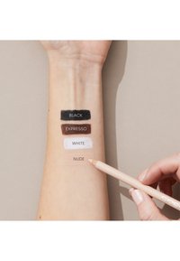 Farbproben von vier Bleistiftfarben: Schwarz, Espresso, Weiß und Nude, auf einem hellen Arm. Ein Nude-Bleistift wird auf die Haut aufgetragen.