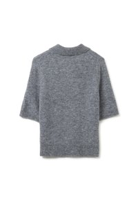 Grauer Wollpullover mit kurzen Ärmeln, der über einen Schalkragen und einen gerippten Saum verfügt. Die Textur ist weich und leicht flauschig mit einer melierten Optik.