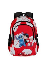 Mochila roja con un gran gráfico bordado de un alienígena de dibujos animados azul y una chica, con patrones de hojas tropicales blancas y acentos negros.
