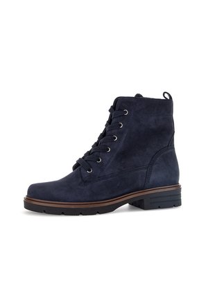 Bottine en daim bleu marine avec bout rond, lacets à l'avant, œillets en métal, accents cousus et semelle en caoutchouc texturé.