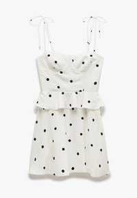 Biała sukienka w czarne kropki, z dzielonym dołem i regulowanymi paskami. Wykonana z teksturowanej tkaniny, co zwiększa wizualne zainteresowanie.