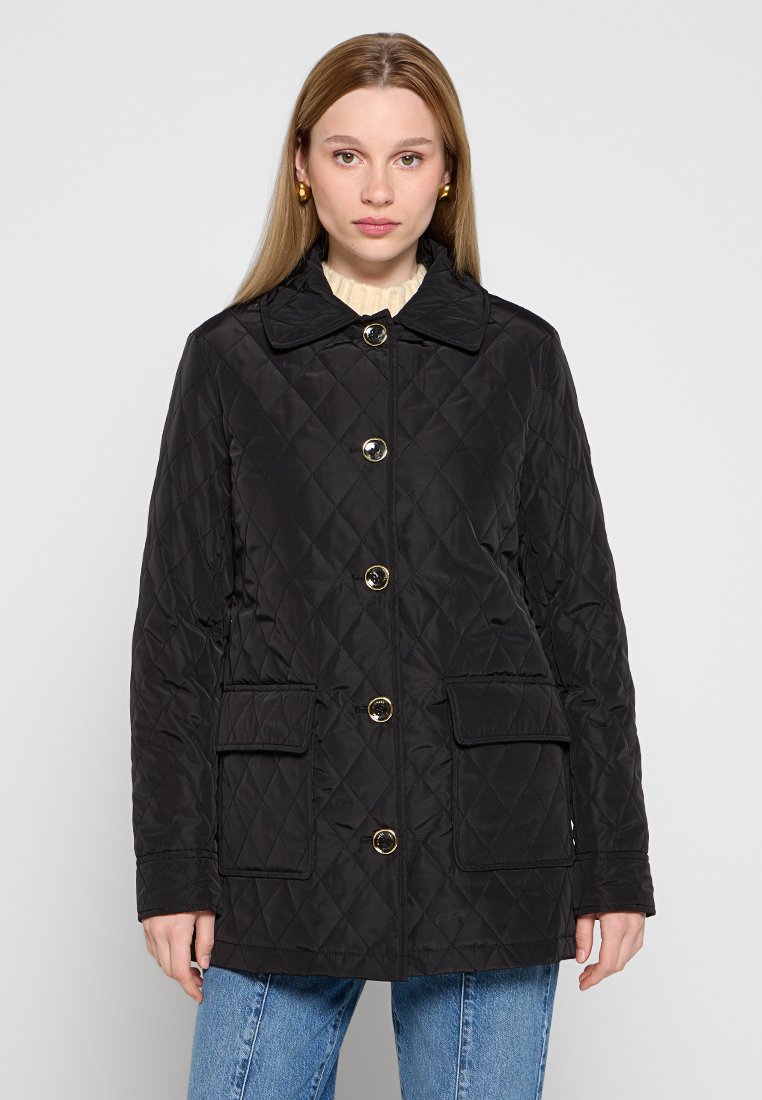 Manteau matelassé noir avec col, boutons en métal doré, deux poches avant et coupe décontractée. Idéal pour le superposition.