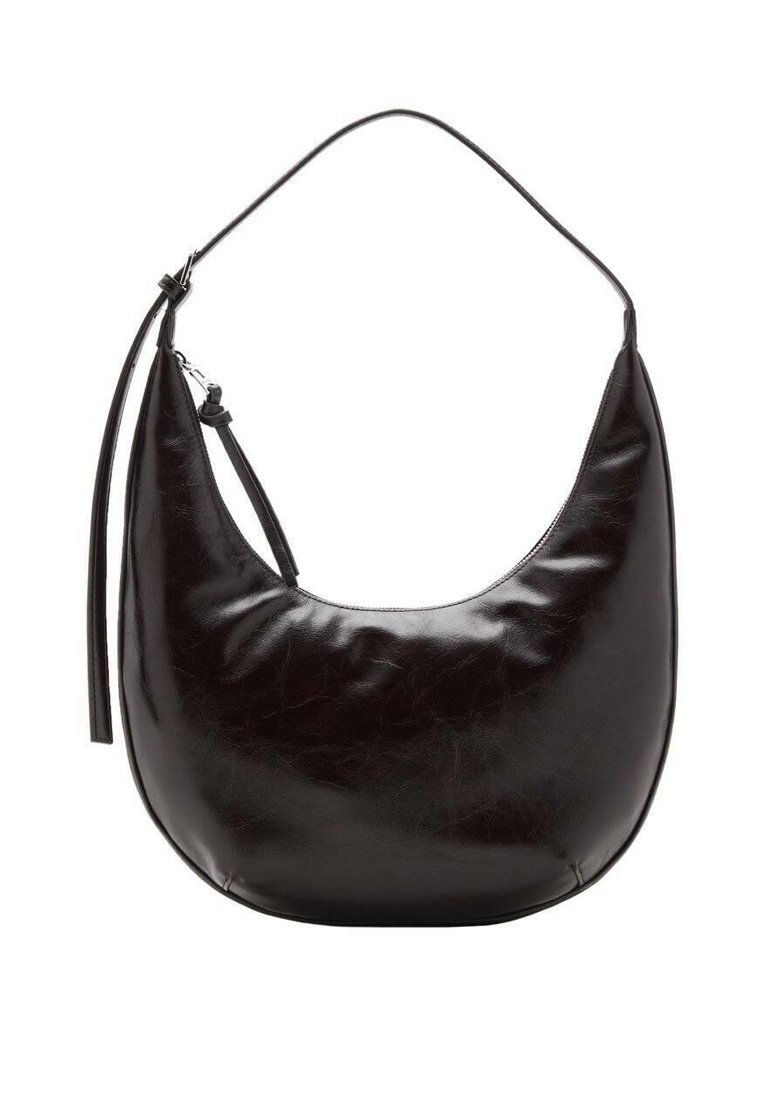 Czarna skórzana torba hobo o gładkiej, miękkiej fakturze, o zaokrąglonym kształcie i długim pasku na ramię. Posiada elegancki, minimalistyczny design.