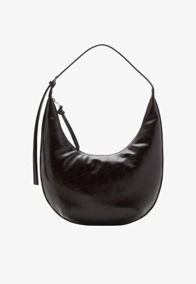 Czarna skórzana torba hobo o gładkiej, miękkiej fakturze, o zaokrąglonym kształcie i długim pasku na ramię. Posiada elegancki, minimalistyczny design.