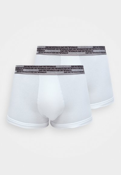 Férfi boxeralsó fehér pamutból, kontrasztos fekete gumírozott derékkal, amelyen az 'Emporio Armani' logó tal�álható. Puha tapintás, testhezálló fazon.