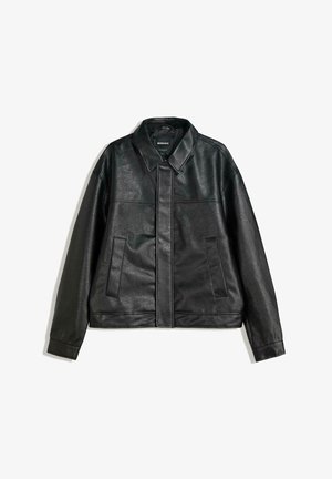 Chaqueta negra de piel sintética con cuello, mangas largas, cierre delantero oculto y bolsillos laterales con abertura, colocada plana sobre un fondo blanco.