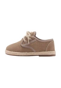 Braune Wildlederschuhe mit runder Spitze, Schnürdesign und gewebter runder Sohle. Akzentuiert mit hellbeigem Nähten und einem weichen Kragen.