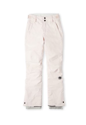 Persona con pantalones de nieve rosa claro y zapatillas beige, con la mano en el bolsillo, de pie frente a un fondo blanco.