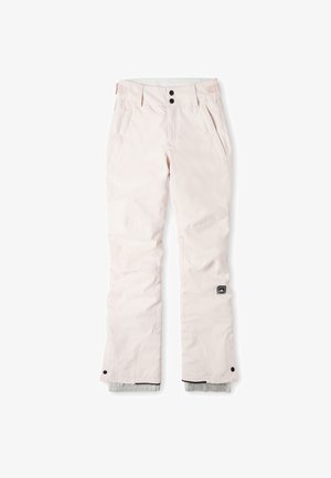 Persona che indossa pantaloni da neve rosa chiaro e scarpe da ginnastica beige, con la mano in tasca, in piedi davanti a uno sfondo bianco.