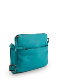Teal læder crossbody taske med lynlås lukning, frontlomme, justerbar rem og prægede logo. Tekstureret overflade og slankt design.
