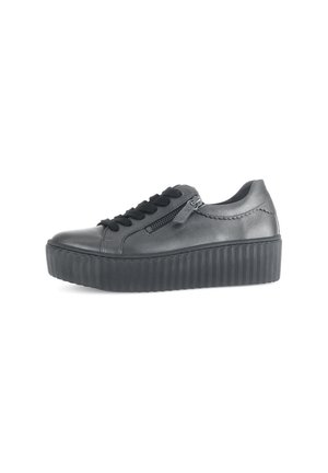 Sneaker in pelle nera con suola platform, presenta una chiusura con lacci frontale e dettagli con zip laterale. La scarpa ha una finitura liscia e una suola texturizzata.