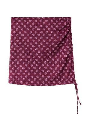 Vinrød nederdel med lyserødt stjernemønster, med rynket side og justerbar snor på hvid baggrund.