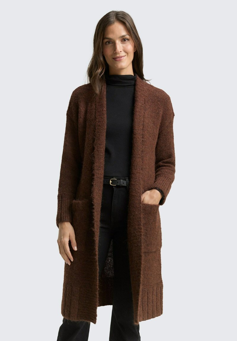 Długi, brązowy kardigan wykonany z miękkiej włóczki, o luźnym kroju, z otwartym przodem, ściągaczami na mankietach i dwoma przednimi kieszeniami.