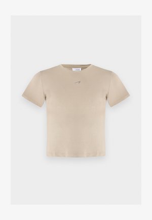 Beżowa koszulka z krótkim rękawem i okrągłym dekoltem z małym, subtelnym logo na piersi oraz metką wewnątrz kołnierza.