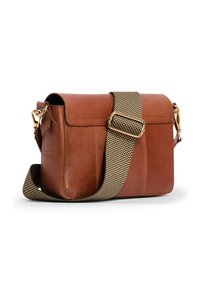 Borsa a tracolla in pelle marrone con chiusura a pattina, caratterizzata da una tracolla a motivo pied de poule e dettagli in metallo dorato.