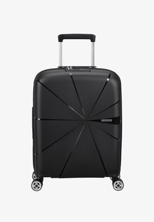 Schwarzer Hartschalenkoffer mit einem strukturierten geometrischen Muster, ausziehbarem Griff und vier Rollen für Mobilität. Logo auf der Vorderseite platziert.