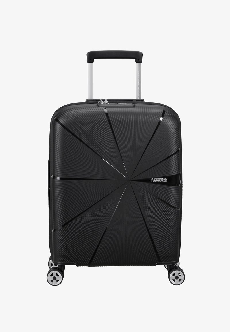 Valigia rigida nera con un motivo geometrico testurizzato, manico retrattile e quattro ruote per la mobilità. Logo posizionato sul davanti.