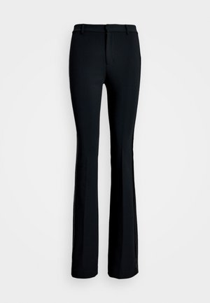 Pantalons évasés noirs en tissu lisse avec une taille ajustée et des ouvertures de jambe larges. Présente un design classique et des lignes épurées.