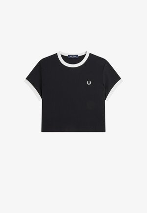 Camiseta negra recortada con cuello y bordes de las mangas blancos, con un pequeño logo blanco de laurel en el pecho izquierdo.