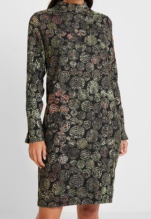 Kniekorte jurk met lange mouwen, zwarte basis en een meerkleurig cirkelvormig abstract patroon, nauwsluitend silhouet en hoge halslijn.