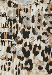 Leopardenmusterstoff in einer Mischung aus Beige, Braun und Schwarz, mit strukturierten, glänzenden Akzenten in einem gepunkteten Muster.