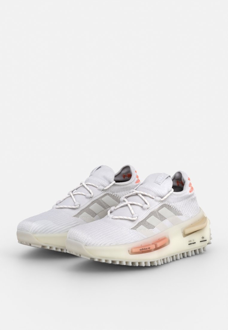 Zapatillas deportivas blancas con parte superior de malla, acentos grises y suela de goma translúcida. Presenta el logo de tres franjas y un cuello acolchado.