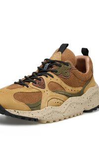 Sneaker in suede color testa di moro e marrone con lacci neri. Presenta una suola intermedia color crema maculata e dettagli verdi. Punta rotonda con sovrapposizioni decorative.