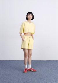 adidas Originals ESSENTIALS PLUS - Joggebukse - almost yellow