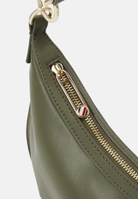 Tommy Hilfiger CHIC SHOULDER BAG - Håndveske - utility olive