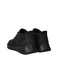 Scarpe basse nere in pelle liscia, con dettagli texture, punta rotonda e suola imbottita con marchio "ARCH FIT".