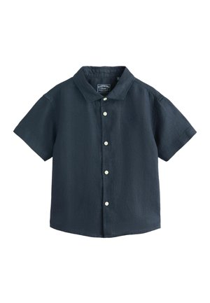 Mørk marineblå kortærmet skjorte med krave og fire hvide knapper, med en lille broderet logo på venstre bryst.