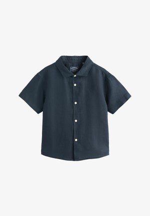 Chemise bleu marine foncé à manches courtes avec col et quatre boutons blancs, avec un petit logo brodé sur la poitrine gauche.