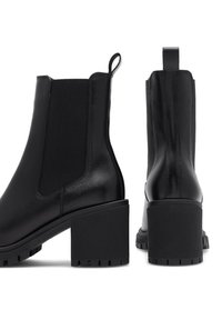 Czarne skórzane botki za kostkę z elastycznymi panelami bocznymi, masywnym teksturowanym obcasem i pętelkami do łatwego zakładania. Charakteryzują się gładkim wykończeniem i trwałą gumową podeszwą.