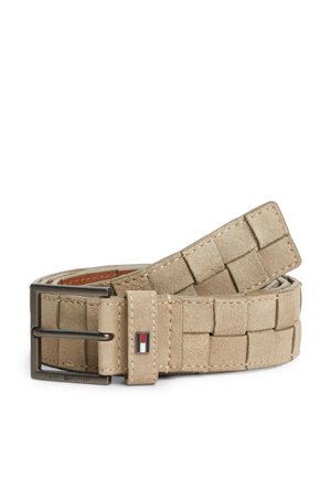 Beige ruskind vævet læderbælte med mørkt metal rektangulært spænde og lille Tommy Hilfiger-logo på bæltestrop.