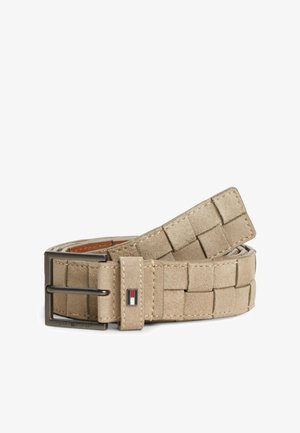 Beige ruskind vævet læderbælte med mørkt metal rektangulært spænde og lille Tommy Hilfiger-logo på bæltestrop.