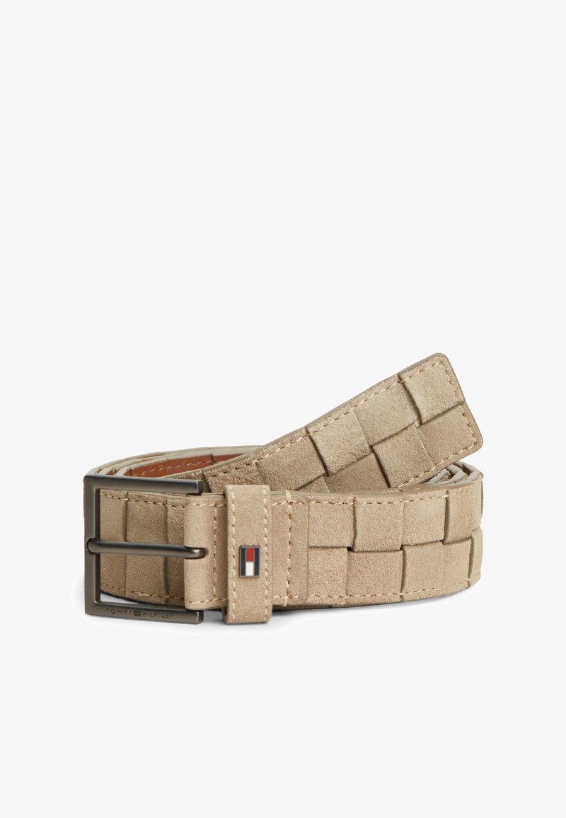 Ceinture en cuir tissé beige en suède avec boucle rectangulaire en métal foncé et petit logo Tommy Hilfiger sur la boucle de ceinture.