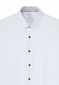 Weißes Hemd mit modernem Schnitt, mit gemustertem Kragen, schwarzen Knöpfen und glattem Jersey-Stoff. Das Etikett gibt Größe 40 an, hergestellt aus Dynamic Flex.