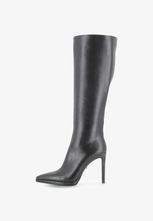 Bota negra de cuero hasta la rodilla con punta afilada, tacón delgado de stiletto, textura suave y un diseño elegante para un aspecto estilizado.